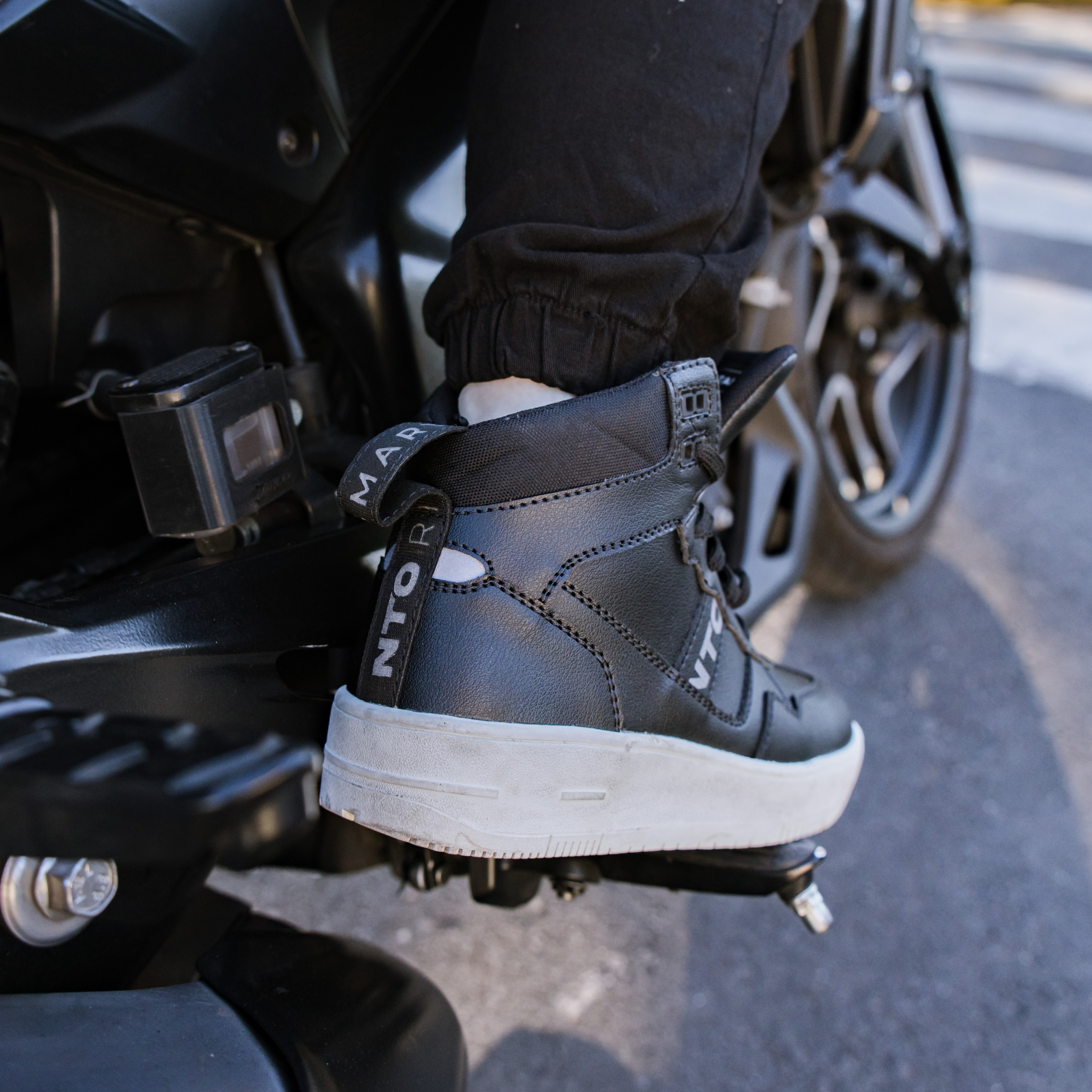 Sneaker NTO Commuter Mujer Negra